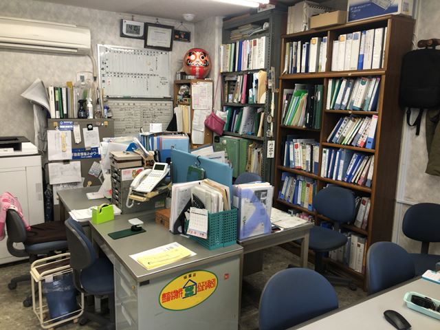 神奈川県川崎市麻生区上麻生の事務所内残置物撤去処分中の様子です。